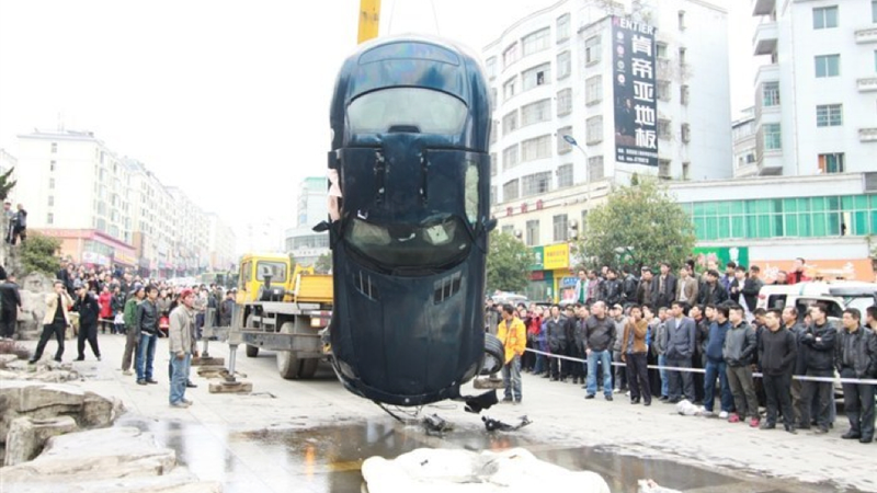 Illustration for article titled This Is What A Mercedes-Benz SLS AMG Looks Like When It's Upside Down In A Chinese Pond
